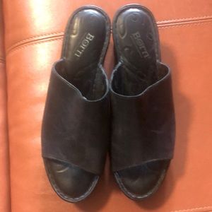 1” platform to a 2.5” heel - black summer slides.